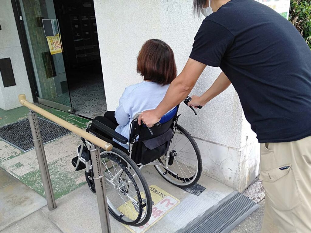 建物のエントランス:スロープがあるので、車椅子でも安心です。