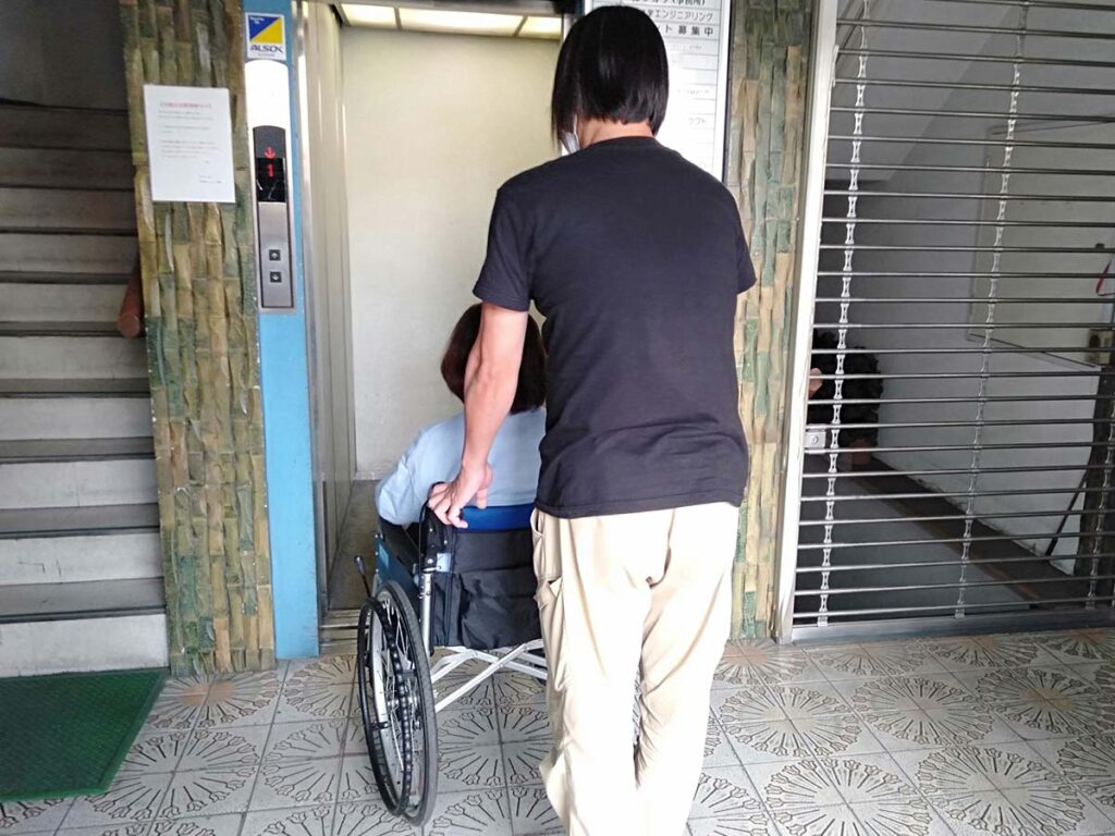 建物のエントランス:ぴあどりーむは2階ですが、エレベーターがあるので、車椅子でも大丈夫です。