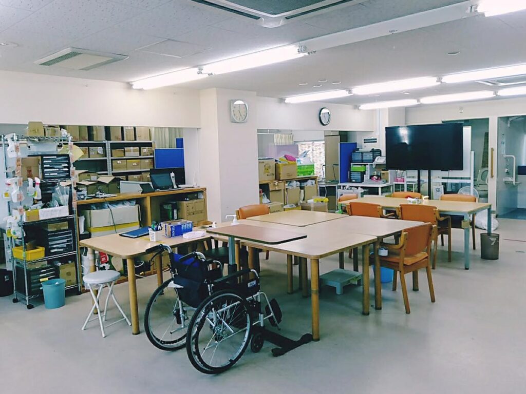 作業エリア:広々とした空間で、車椅子の方でも問題なく作業していただけます。