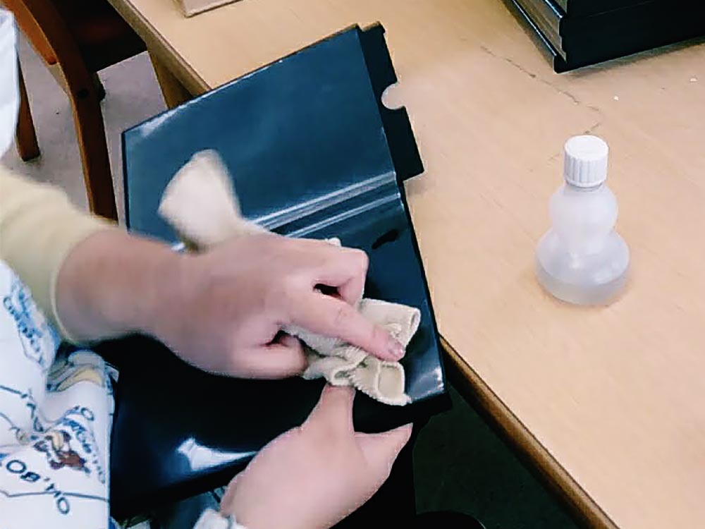 DVDケースのクリーニング作業