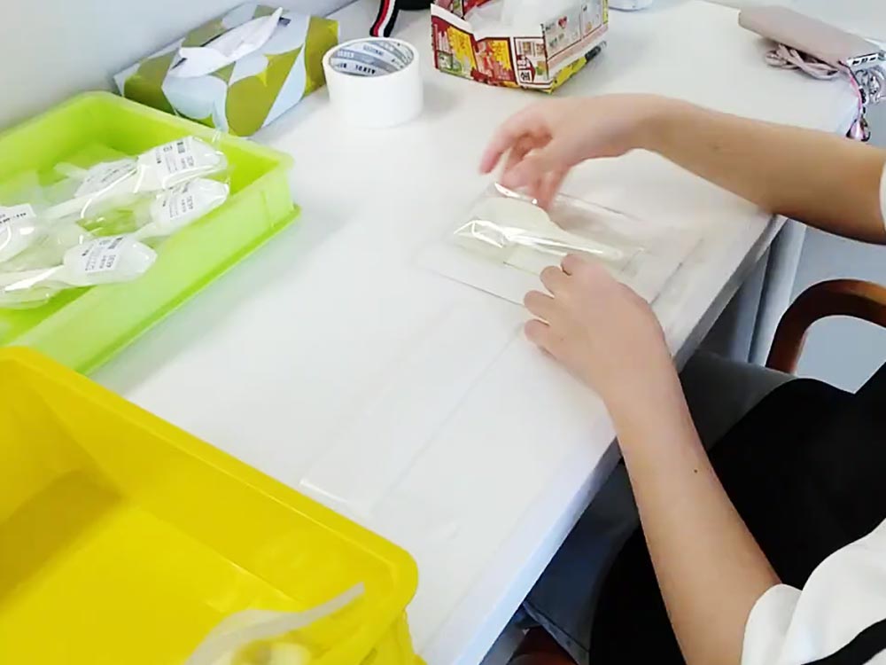 製品の袋詰め作業